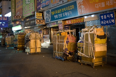kirk pedersen urban asia photographs    Night Market, Seoul, Korea   2008