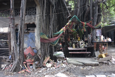 kirk pedersen urban asia photographs    Shrine, Bangkok   2008